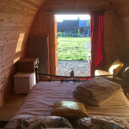Captivating 1-Bed Pod In Passais-Villages Ferienhaus *